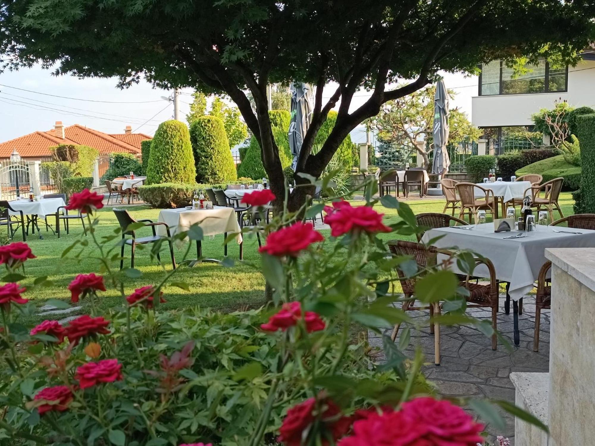 Hotel-Restaurant Almond 卡尔洛沃 外观 照片