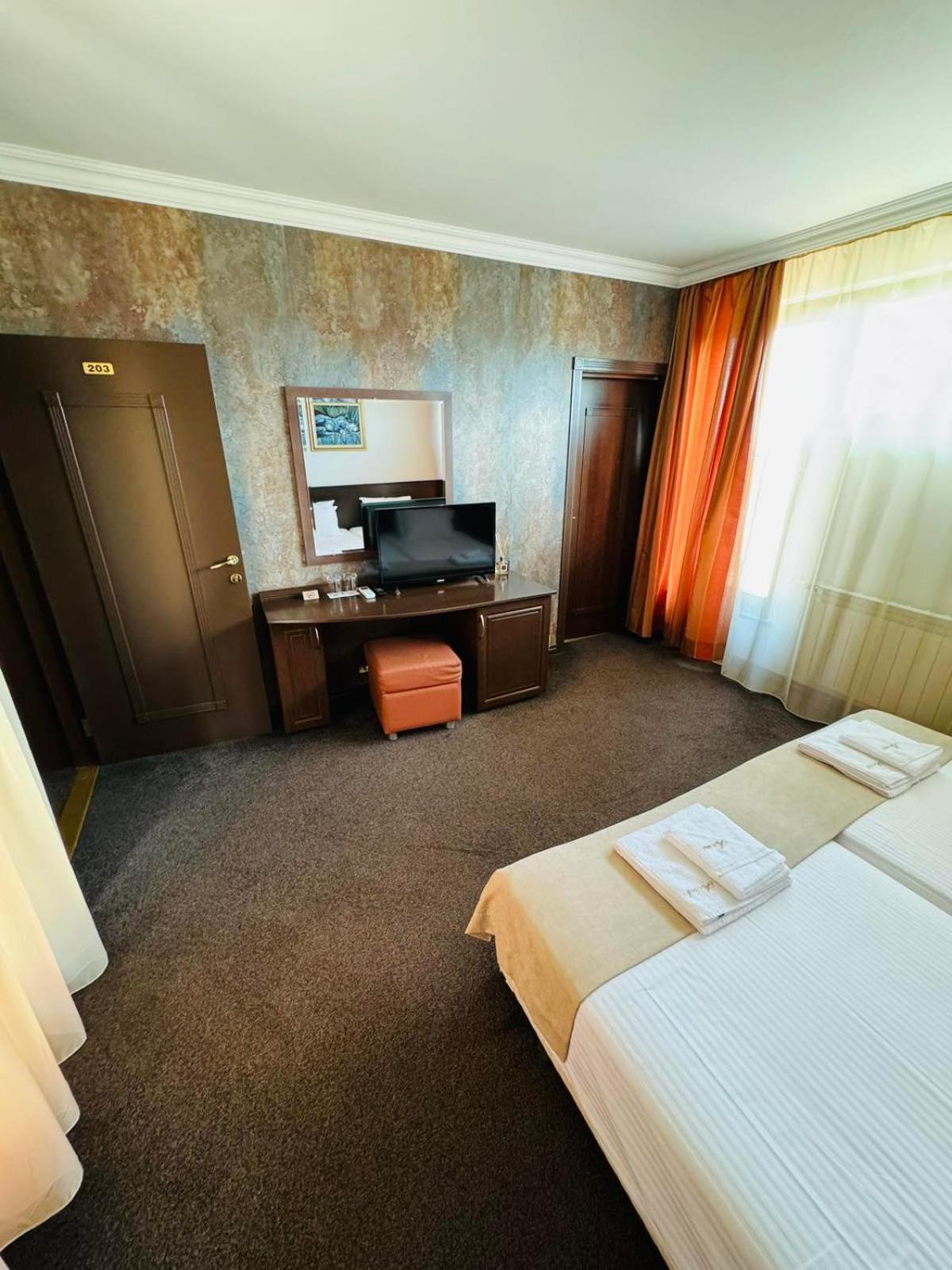 Hotel-Restaurant Almond 卡尔洛沃 外观 照片