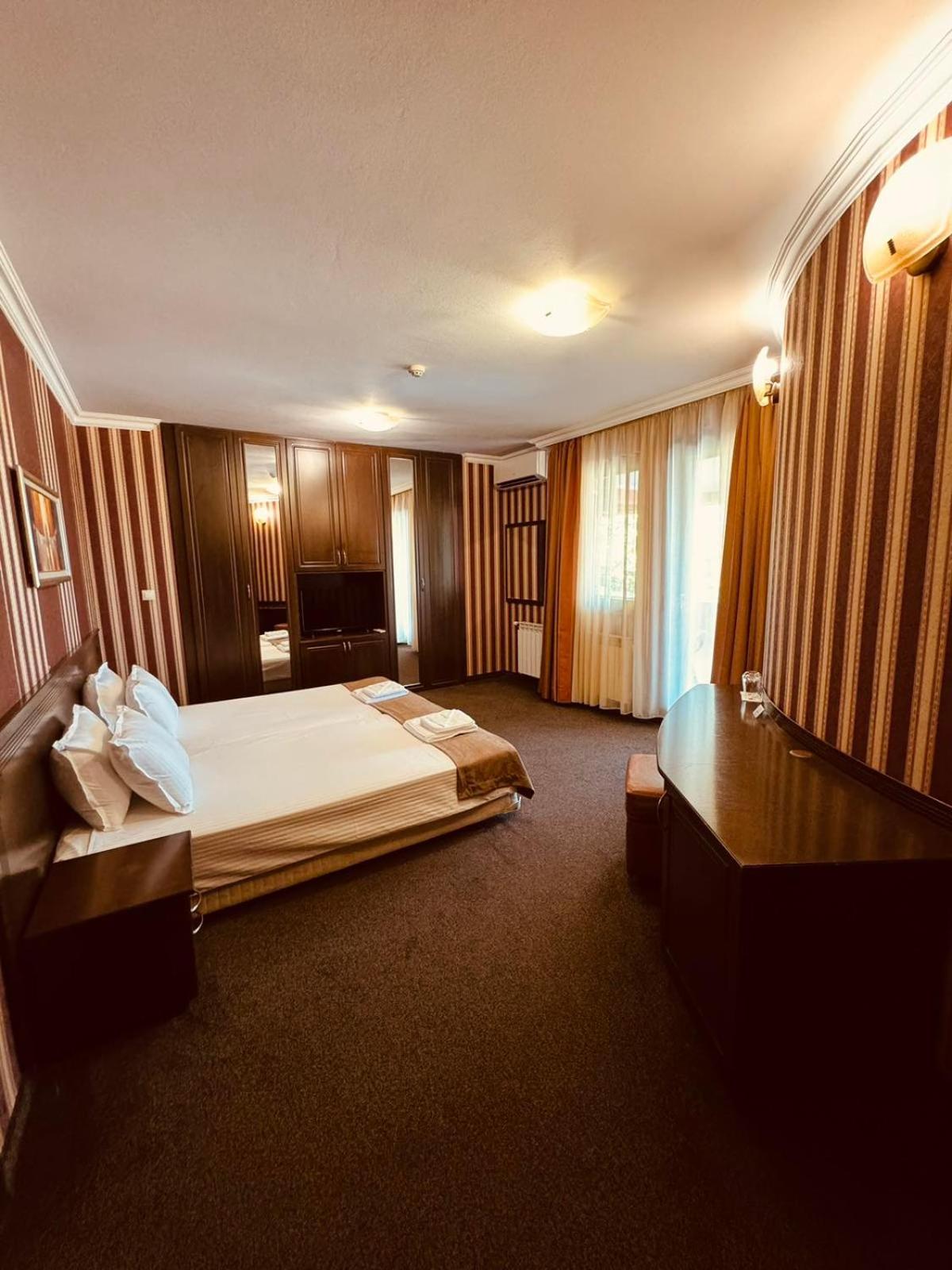 Hotel-Restaurant Almond 卡尔洛沃 外观 照片