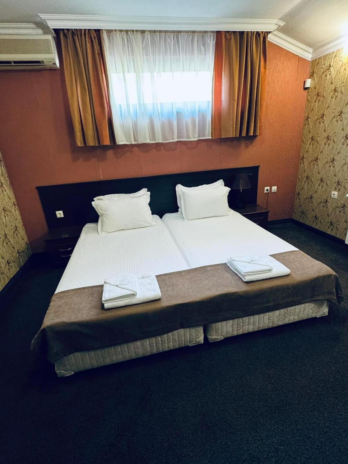 Hotel-Restaurant Almond 卡尔洛沃 外观 照片